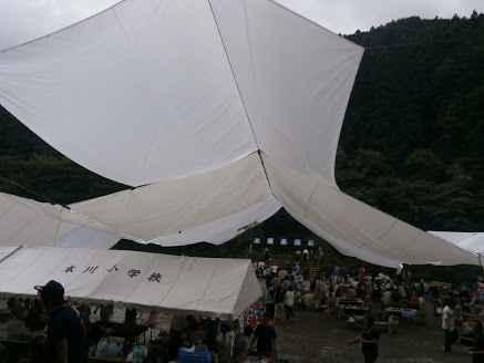 会場を囲む巨大テント
